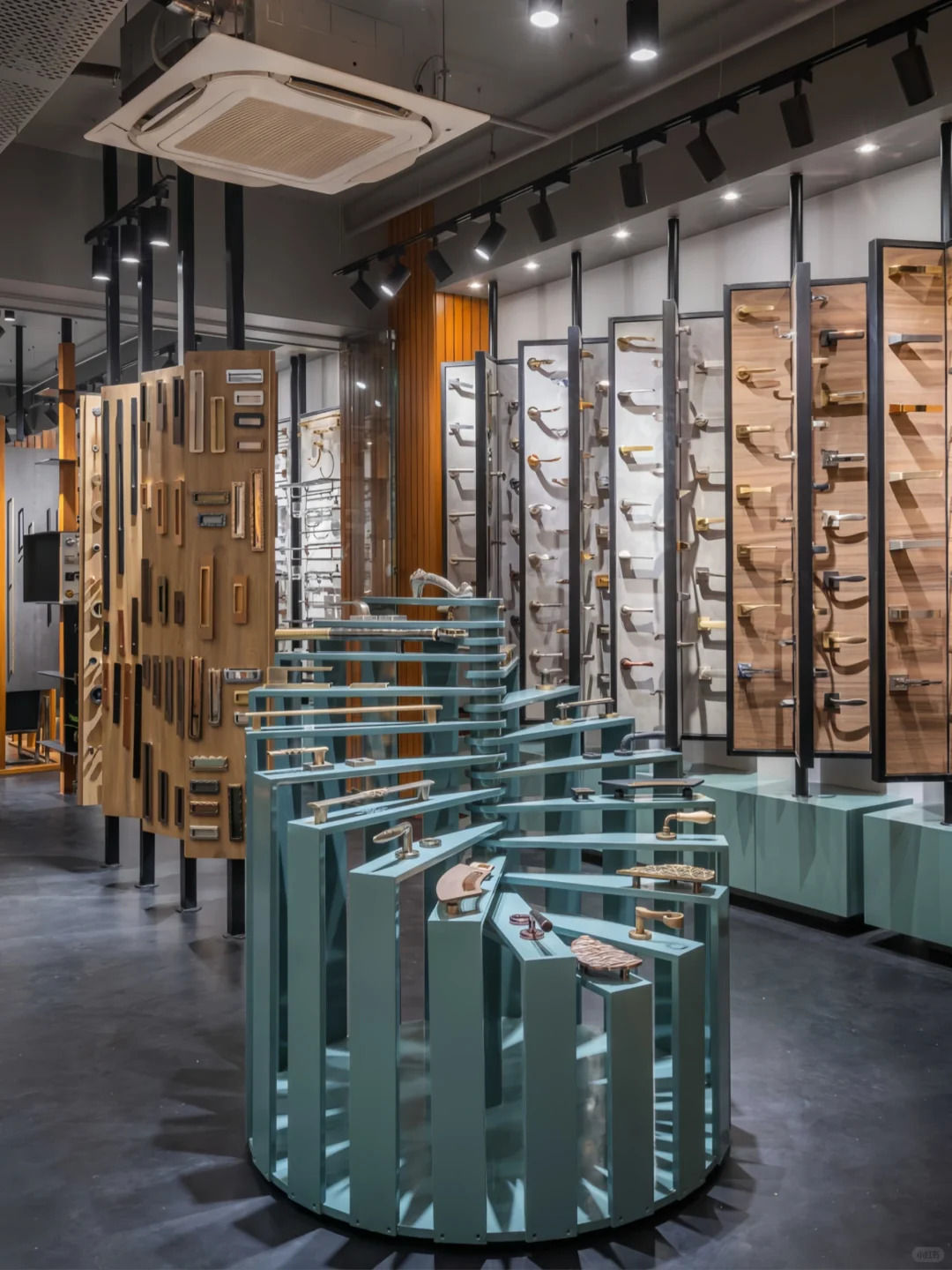 Metal Display Racks: Upgrade Shopping Experience & Enhance Store Competitiveness (باللغة الإنجليزية)
