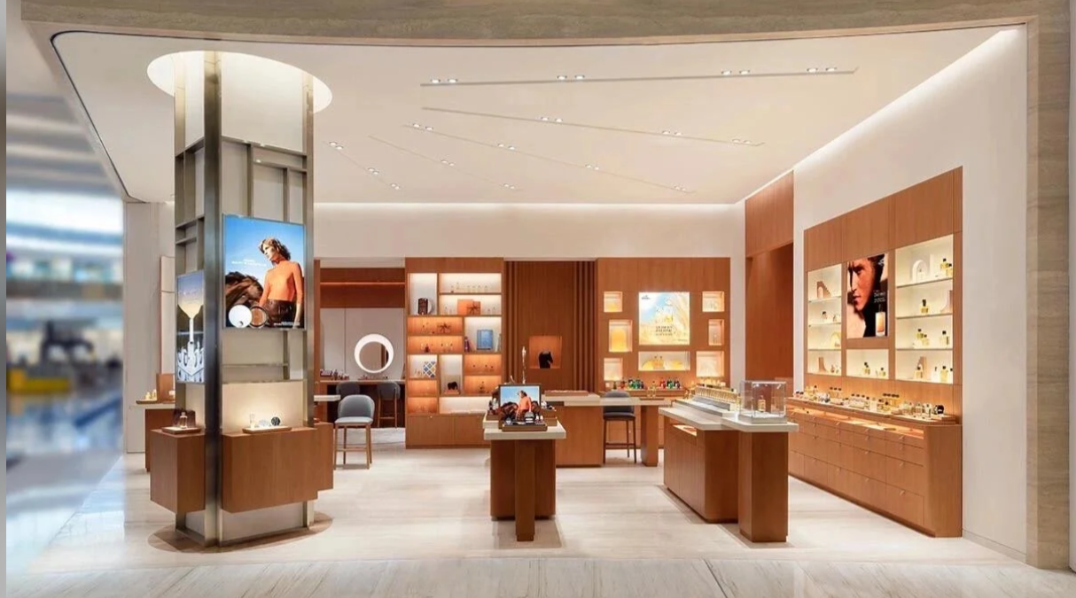 Wooden Display Props: Creating Warm and Inviting Retail Atmospheres (باللغة الإنجليزية)