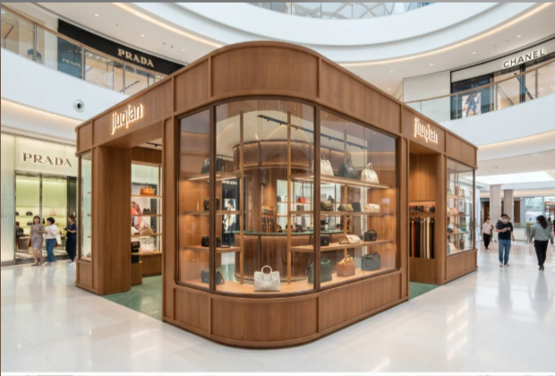 Mall Props: Weaving Stories That Captivate and Connect (باللغة الإنجليزية)